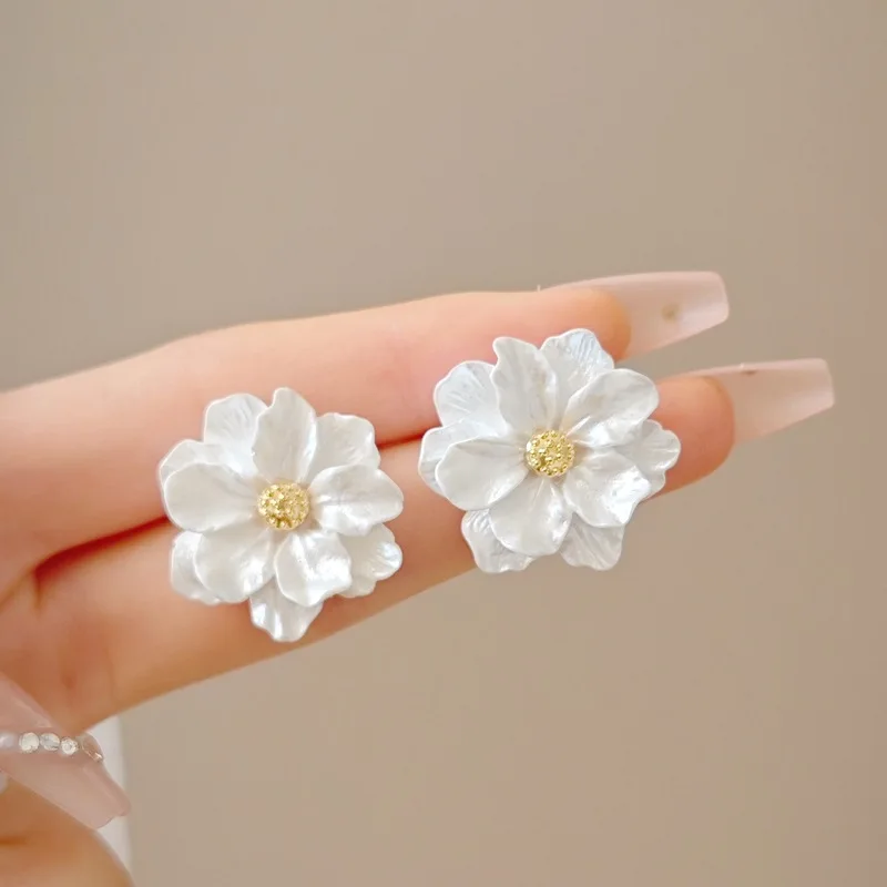 Big White Camellia Flower Stud Earring for Women French Retro Elegant Korean Sweet Resin Ear Wedding Party Jewelry Gift