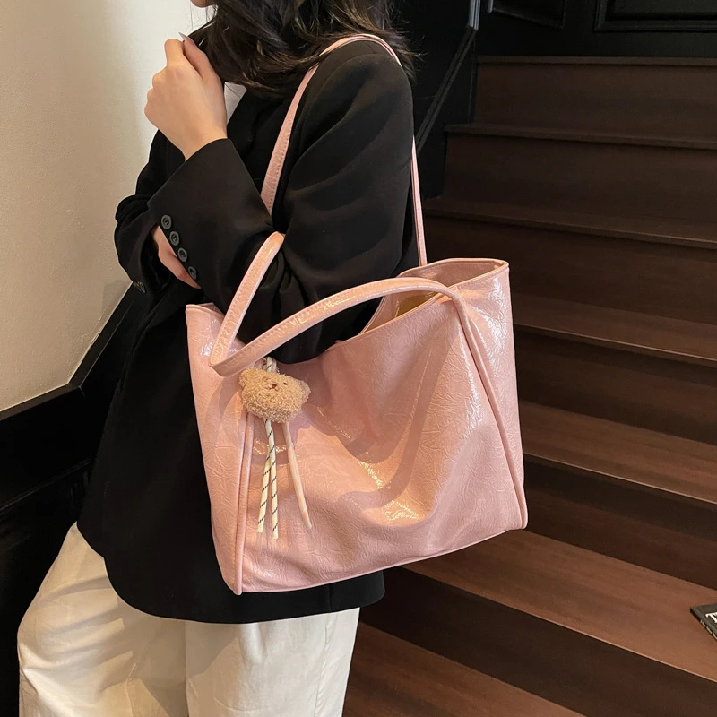 

2025 Minimalist Leather Tote Bag with Bear Charm Lightweight Crossbody Shoulder Purse Chic Top Handle Handbag for Daily & Dates