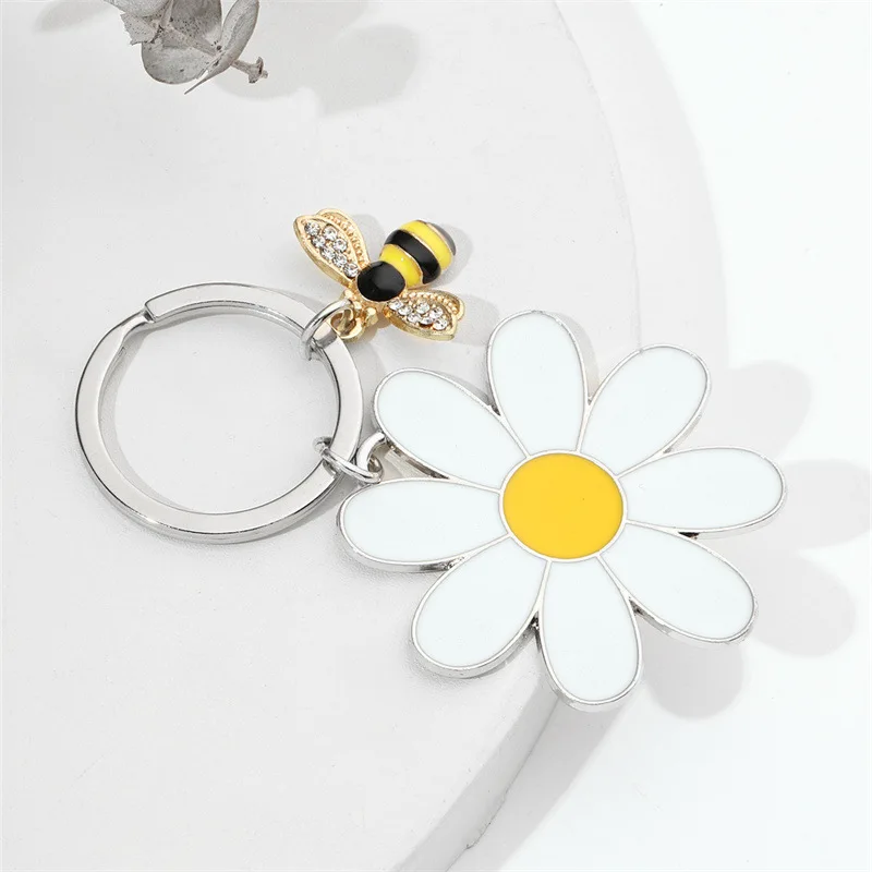 Cute White Daisy Keychain Enamel Crystal Bee Metal Keychains Pendant Purse Bag Decoration Women Girls Flower Charm Accessories