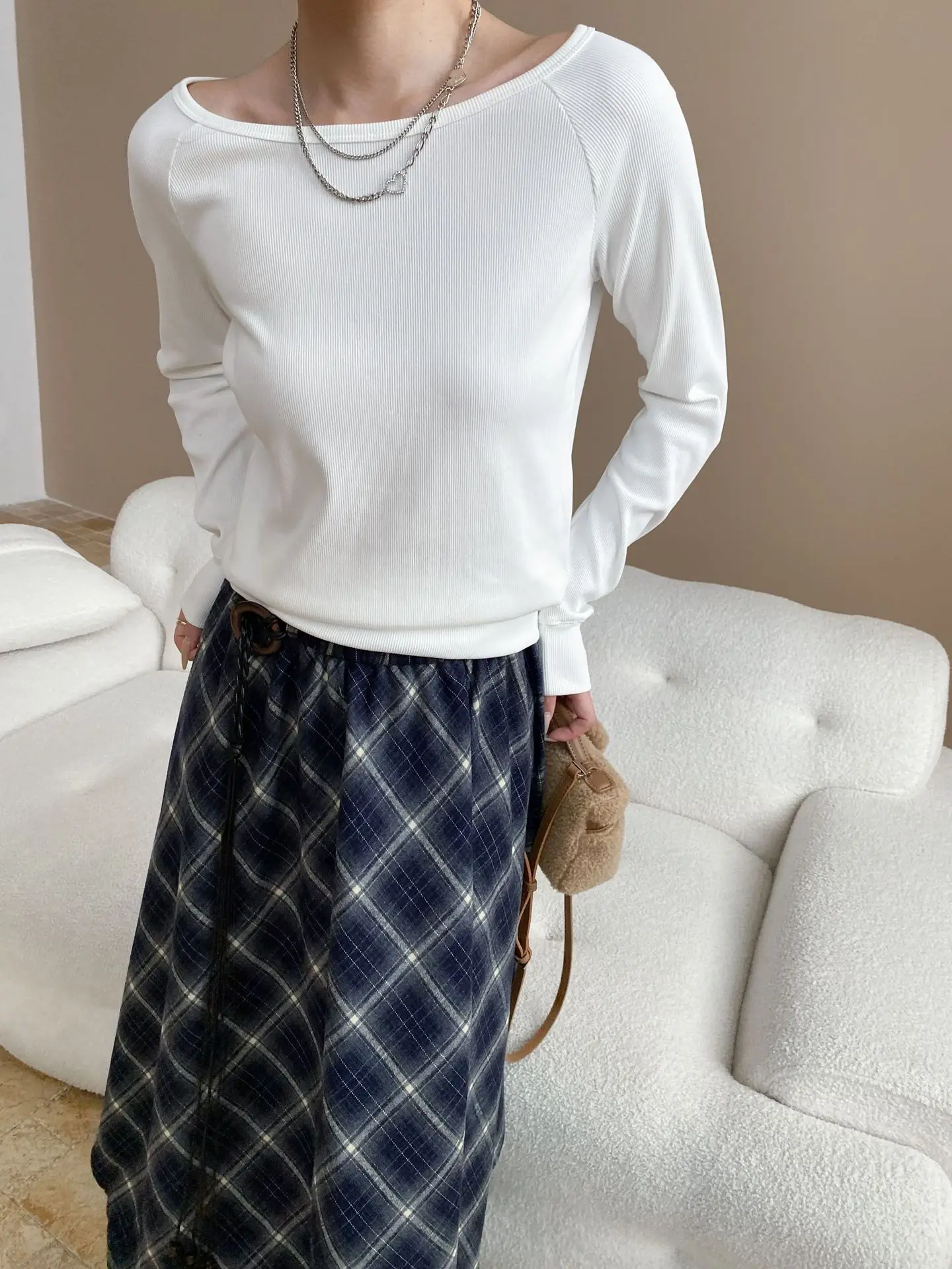 

Базовая универсальная футболка с открытыми плечами и одним воротником, который можно выглядеть тонким