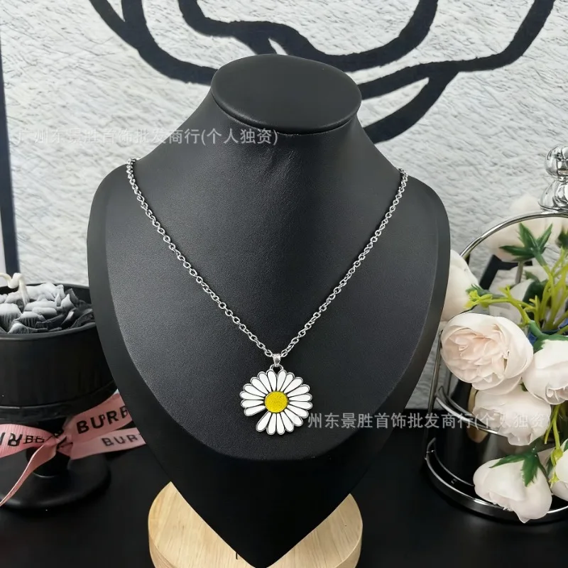 

Star with The Same Small Daisy Necklace Brooch Versatile Sweater Chain Versatile for Set Jewelry