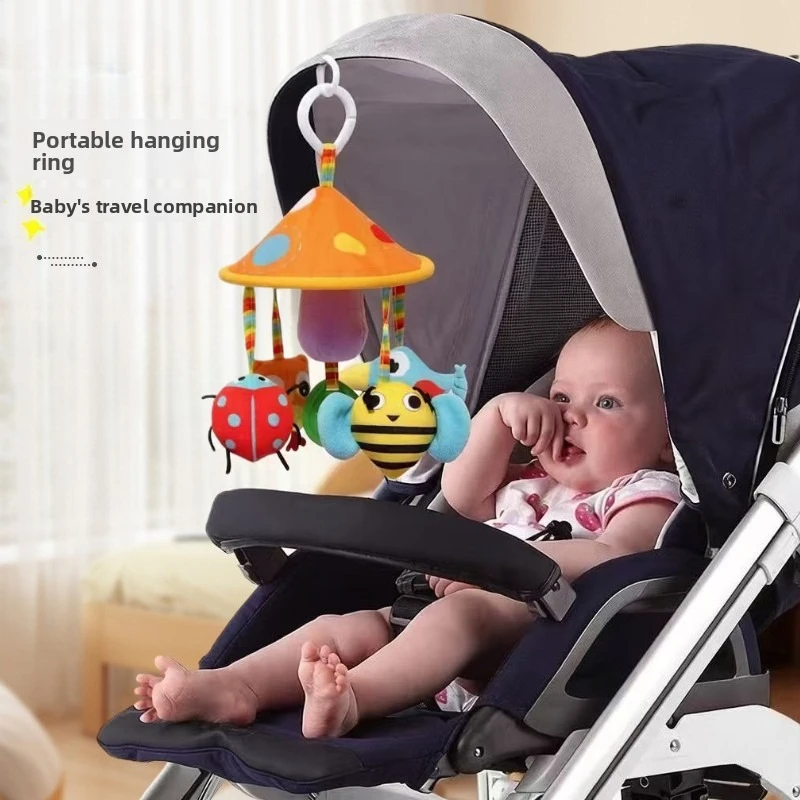 1 pezzo di giocattolo da appendere al passeggino 6 in 1, morbido ciondolo a forma di auto 3D con sonaglio, giocattolo educativo e rilassante per neonati.