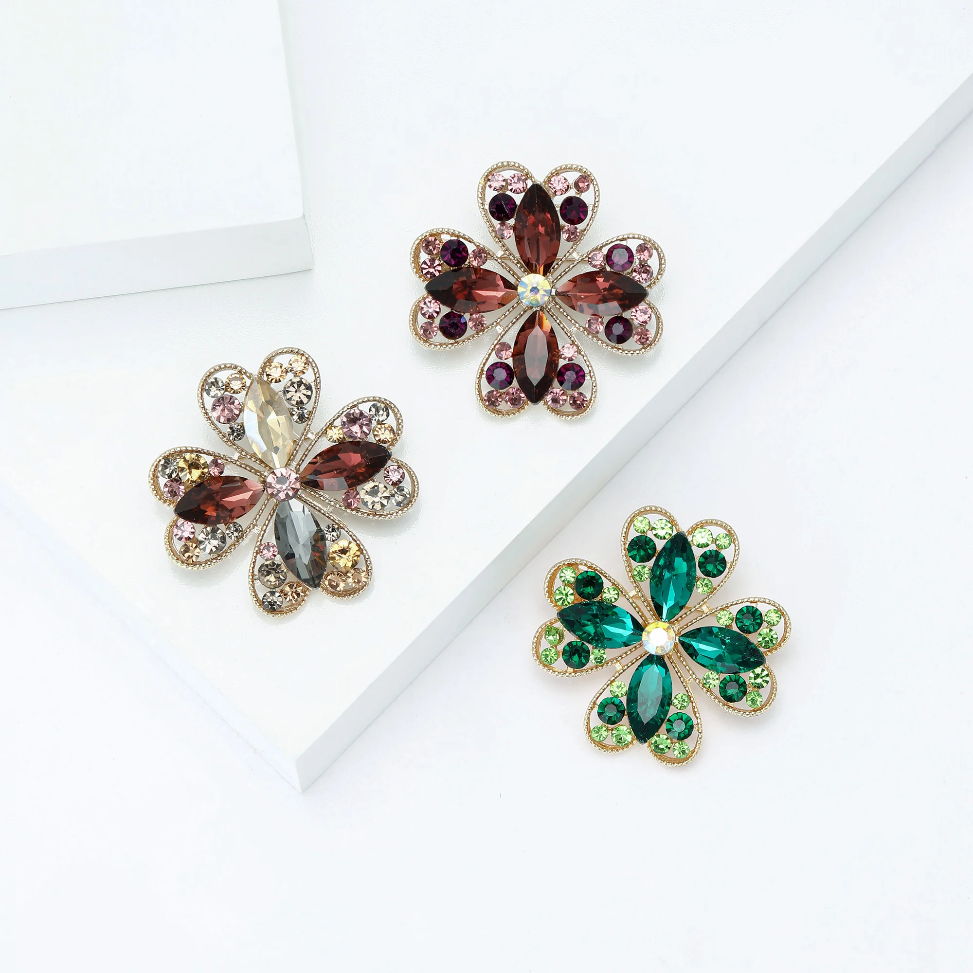 Rhinestone Four Leaf Clover Brooches for Women Unisex Trendy Leaf Pins Office Party Friend Gifts Jewelry Accessories