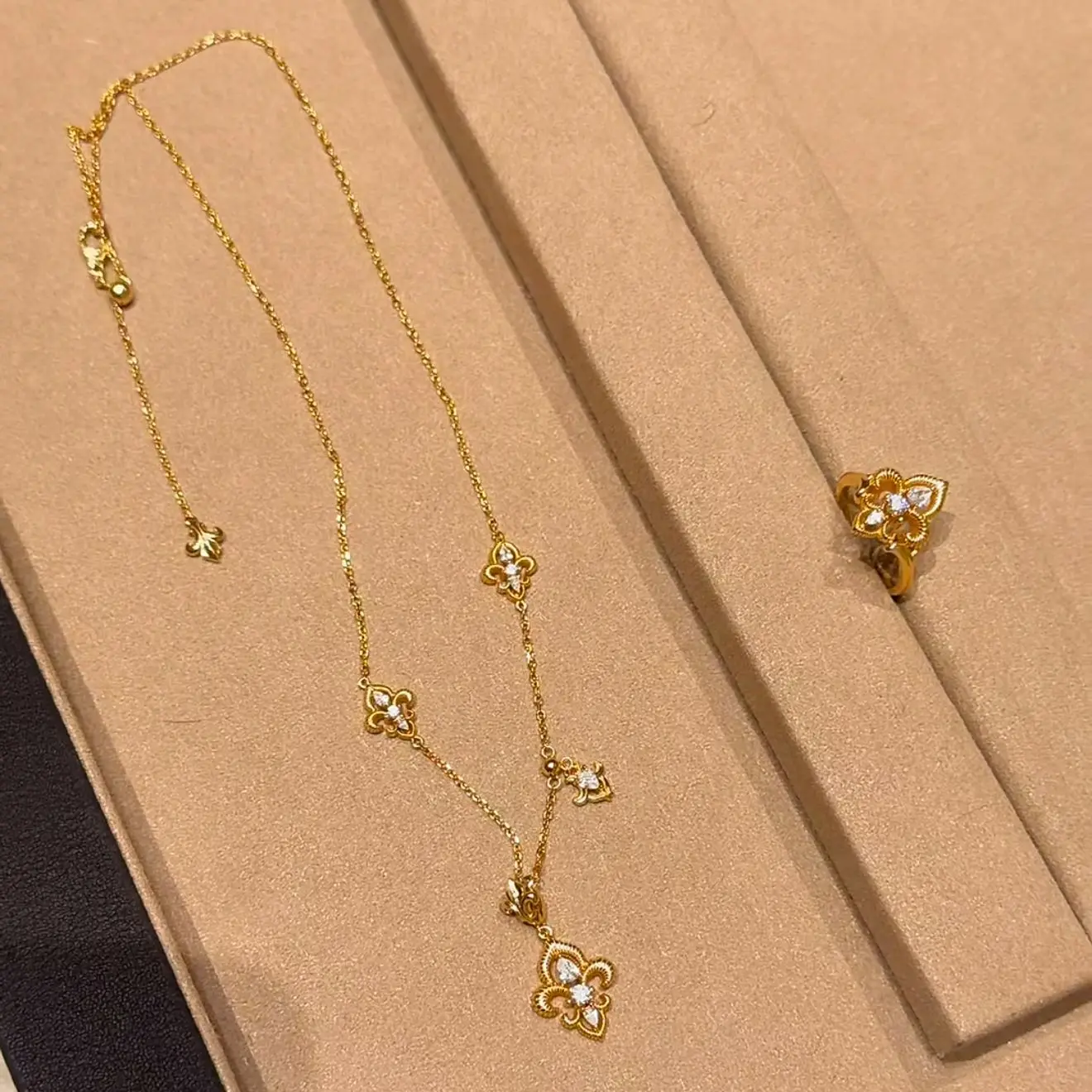 Women's Unique Retro Sparkling Zircon Flower Shaped Jewelry Sets Creative Stylish Party Banquet Ring Bracelet Pendant Necklace