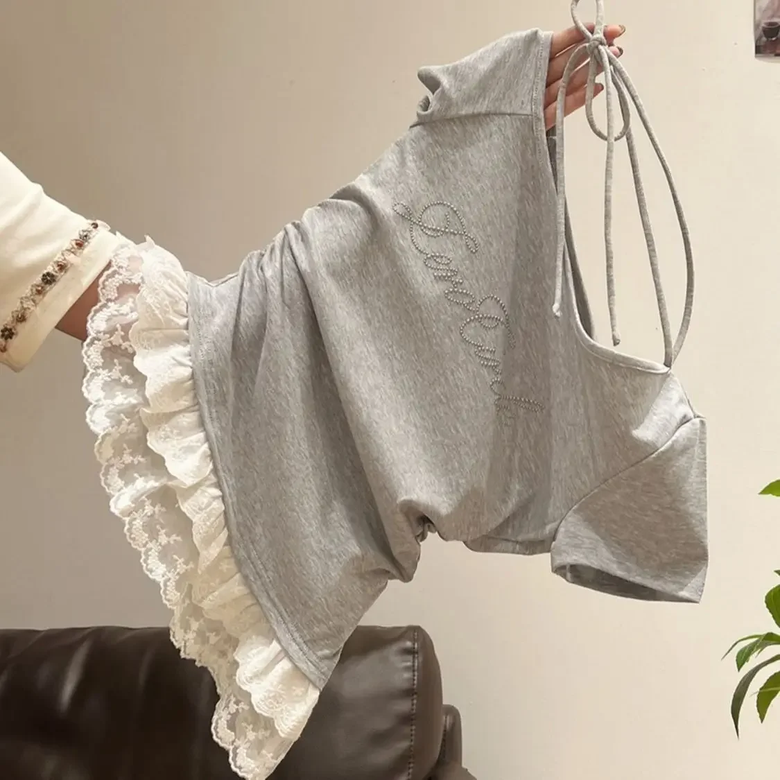 صيف 2025 رغبة نقية حلوة حار قصيرة الدانتيل تقليم رسالة مزين الياقة غير المتكافئة معلقة الرقبة حجم صغير