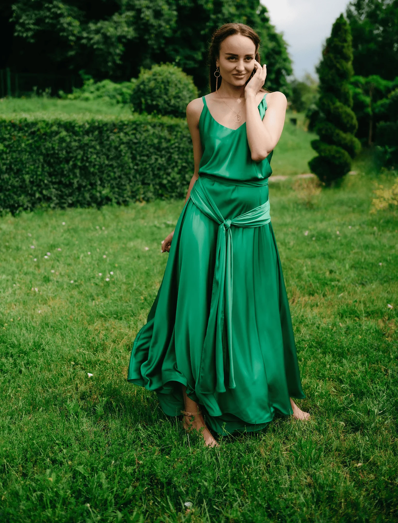 Vestido longo verde personalizado com suspensório elegante e design com decote em V profundo com elementos sem costas e decoração de gravata na cintura