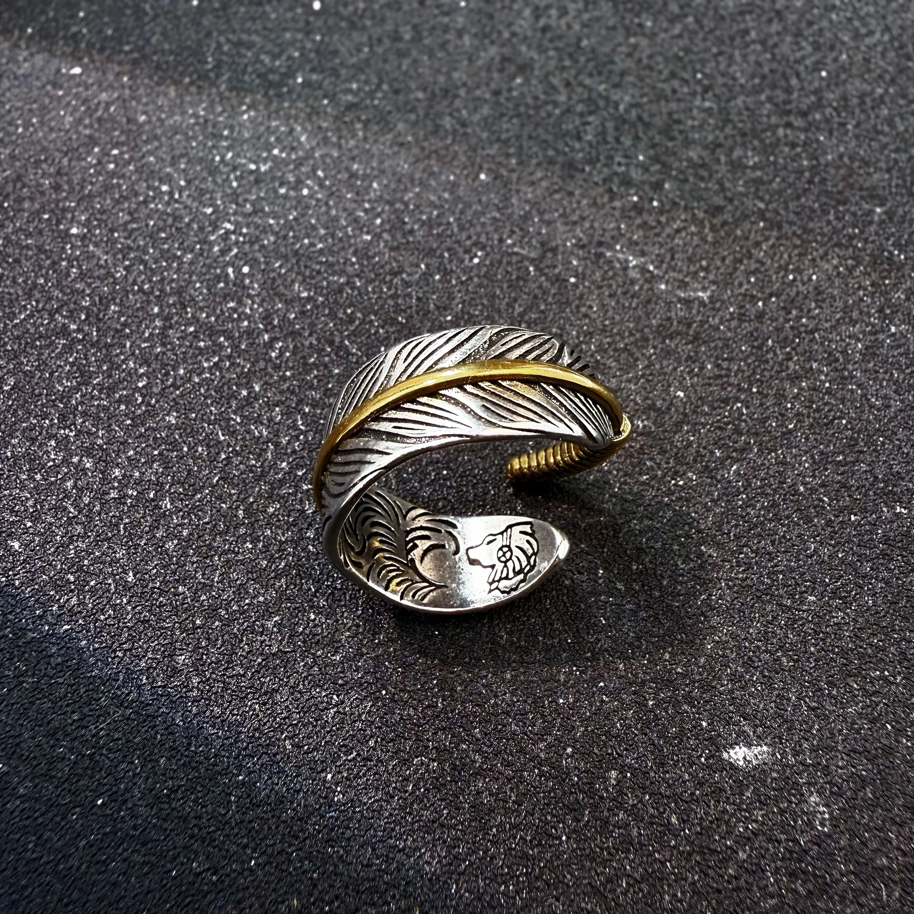 Retro Goldener Feder-Graffiti Verstellbarer Offener Ring für Männer Punk Gothic Edgy Versilbertes Messing Schmuck Biker-Accessoires Geschenk – Detail 12