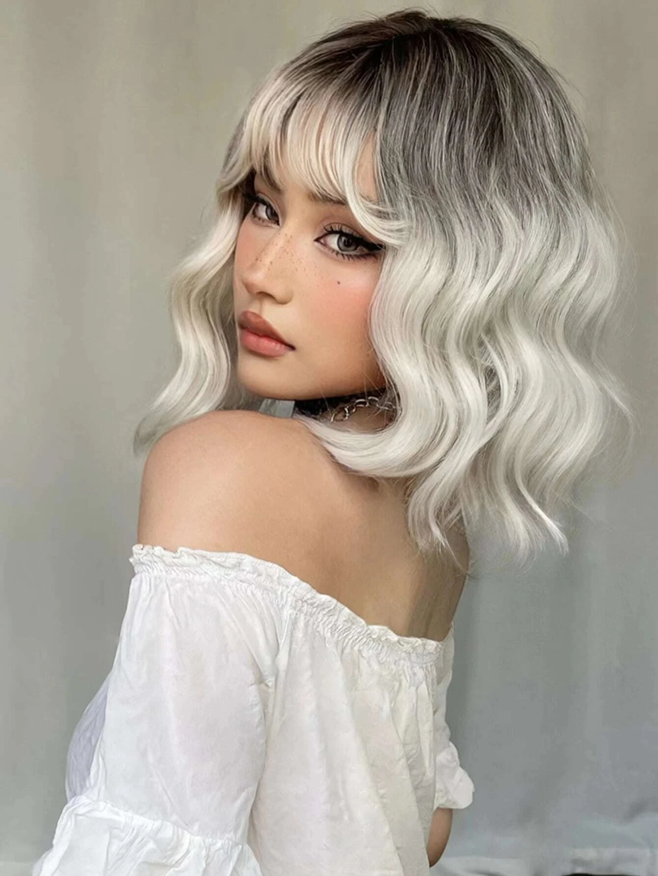 Ombre blond brązowy syntetyczne krótkie falisty peruki z grzywką platynowy Bob Cosplay Halloween Lolita peruki dla kobiet odporne na ciepło