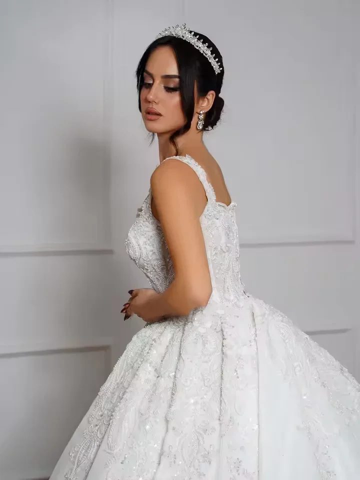 フラビンケ カスタムメイド エレガントなビーズ刺繍レース ウェディングドレス スクエアカラー ノースリーブ プリンセス ブライダルガウン 花嫁衣装