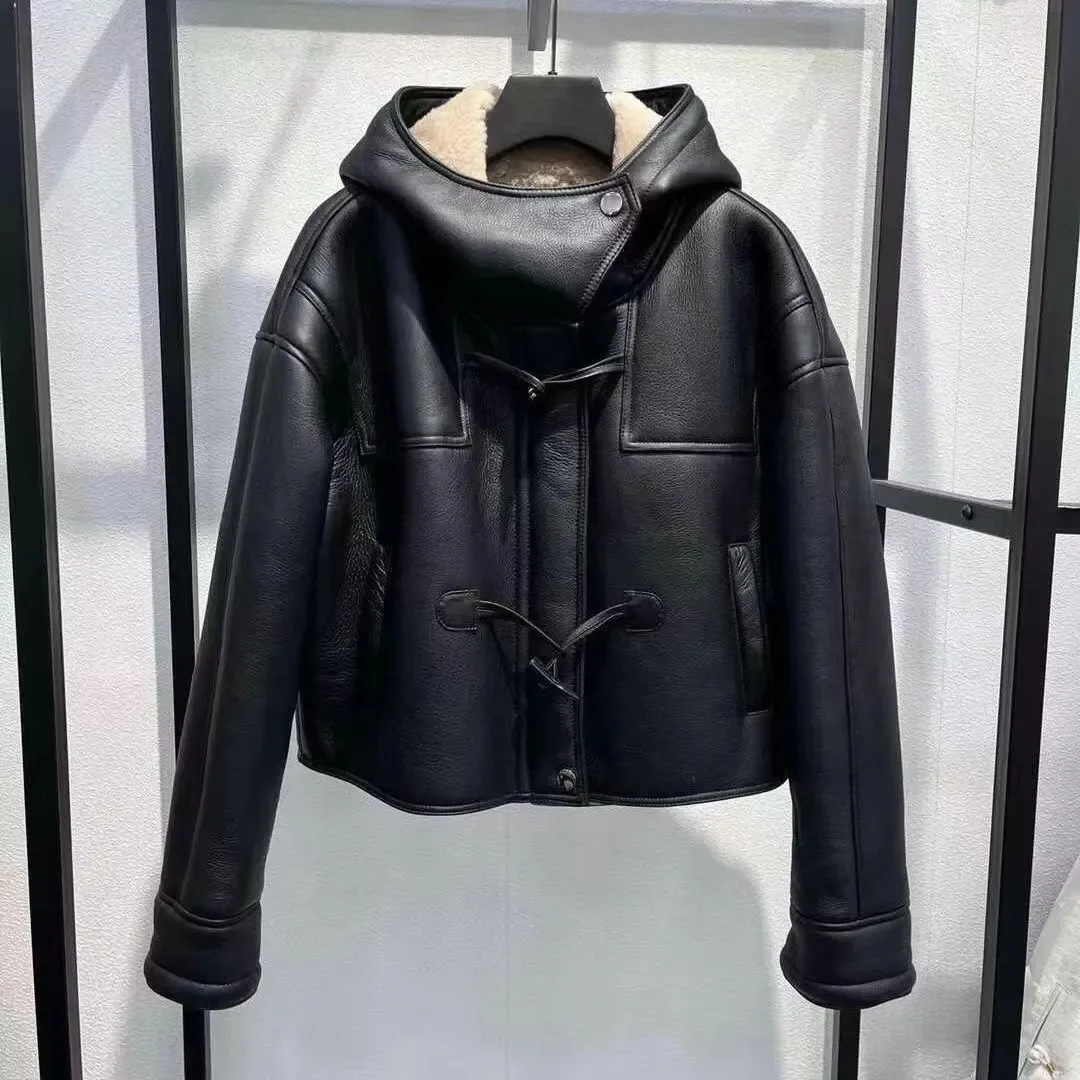 2025 Nuovo Autunno Inverno Moto Giacca in lana d'agnello Capispalla Abbigliamento da donna Fibbia ad angolo Allentato Breve Giacca in pelle calda con cappuccio Top