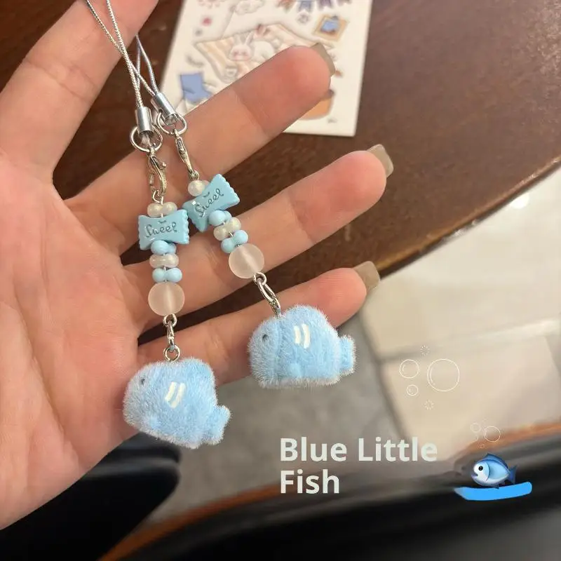 Chaveiro de peixe fofo de desenho animado – material de flocagem de pelúcia com cauda frisada, alça de telefone Kawaii e presente de pingente de bolsa