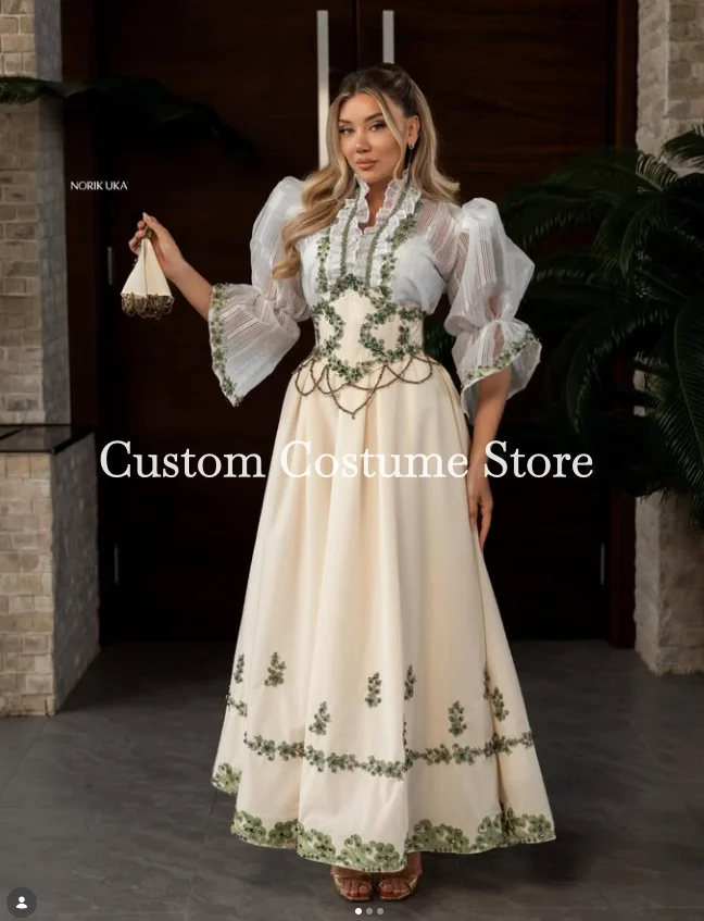 Weiße albanische Ballkleider mit langen Ärmeln, grünen Perlenapplikationen, traditionelles Kosovo-Abendkleid für Gäste, maßgeschneidert.