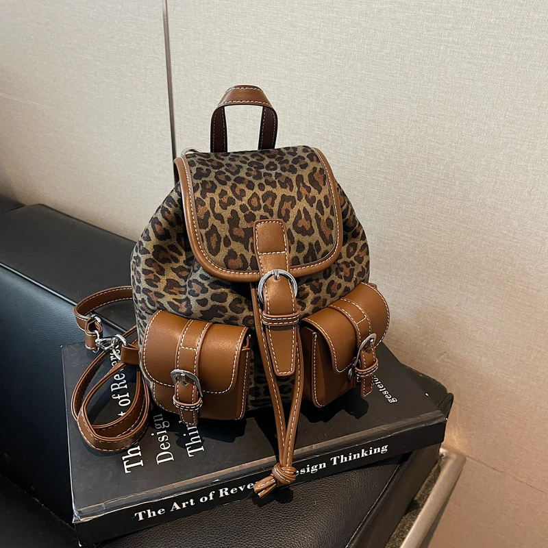 حقائب ظهر عصرية شتوية جديدة لعام 2025 بنمط الفهد الرائع حقائب ظهر من جلد الغزال الصناعي ذات سعة كبيرة حقائب كروس نسائية كلاسيكية