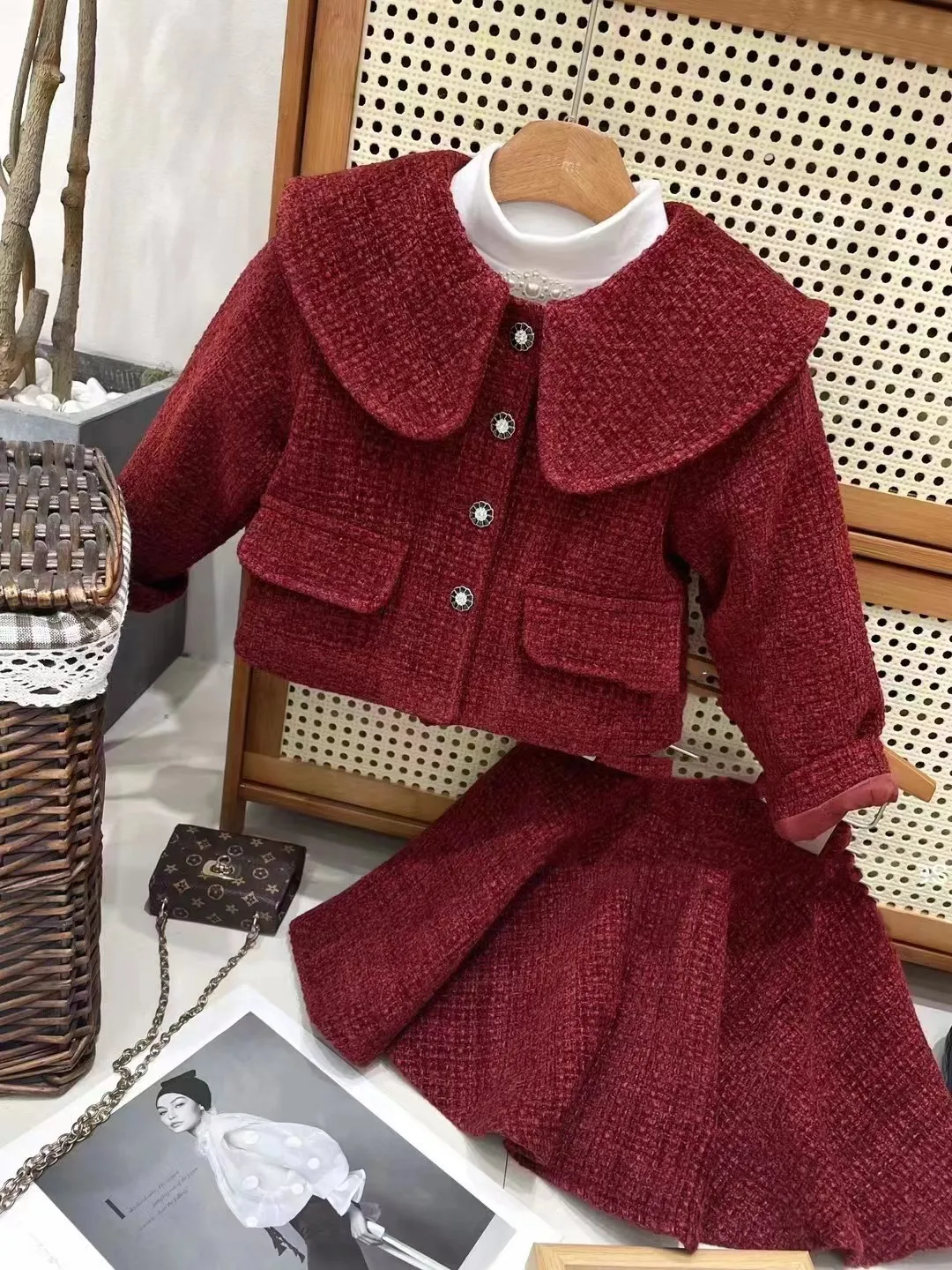 2025 شتاء جديد مجموعة ملابس الفتيات مزاجه مشبك واحد نسيج الصوف مع سترة قطن سميكة + تنورة الاطفال الدعاوى