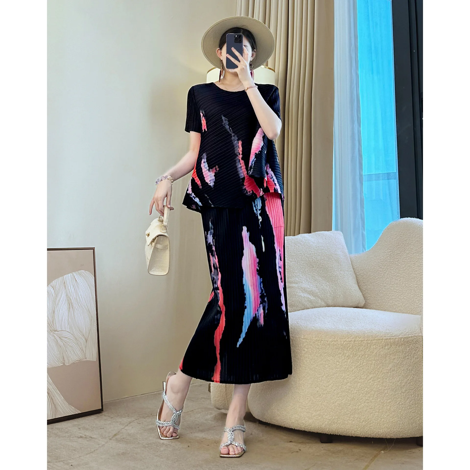

Miyake Style Pleated Skirt Suit for Women 2025 New Fashion Printed Round Neck Short-sleeved Top + Skirt Two-piece Set