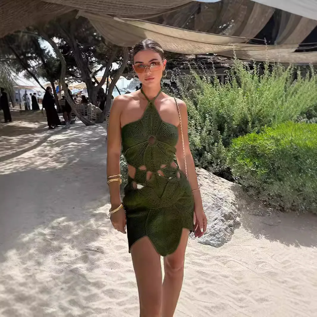 Une robe découpée asymétrique à col rond à la mode pour les femmes