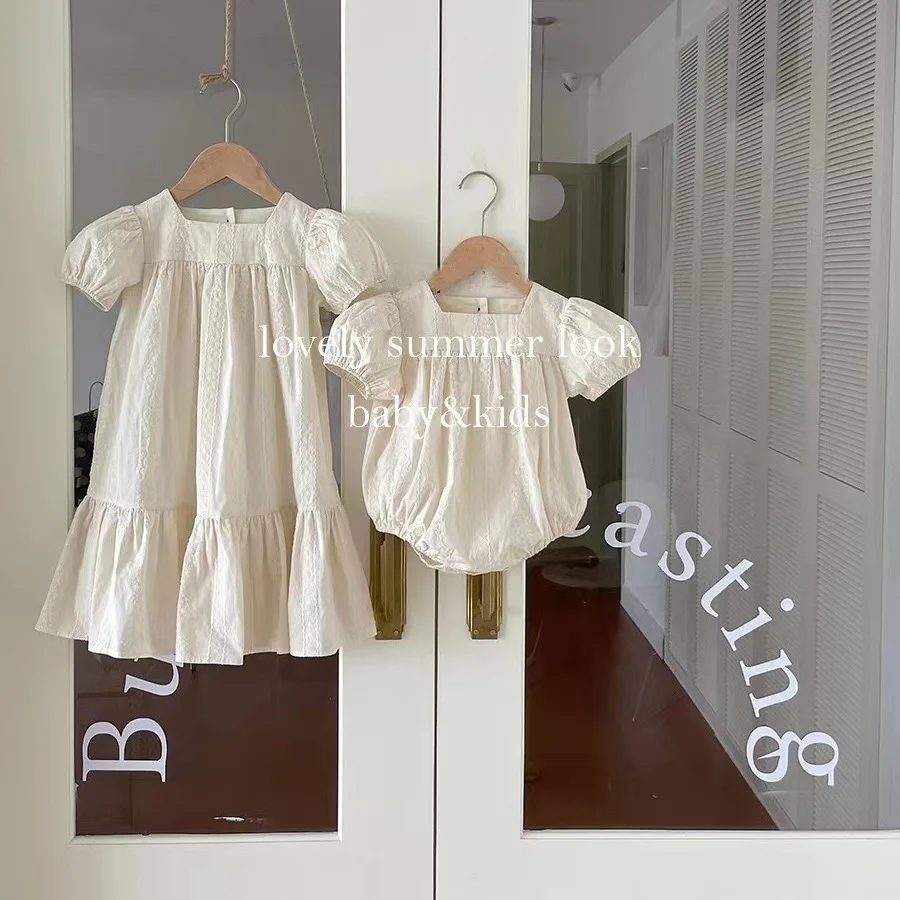 

Новинка 2026: Летний корейский комбинезон-боди для девочек с вышивкой, свободное платье с квадратным вырезом, семейные комплекты для сестер, наряды для детей