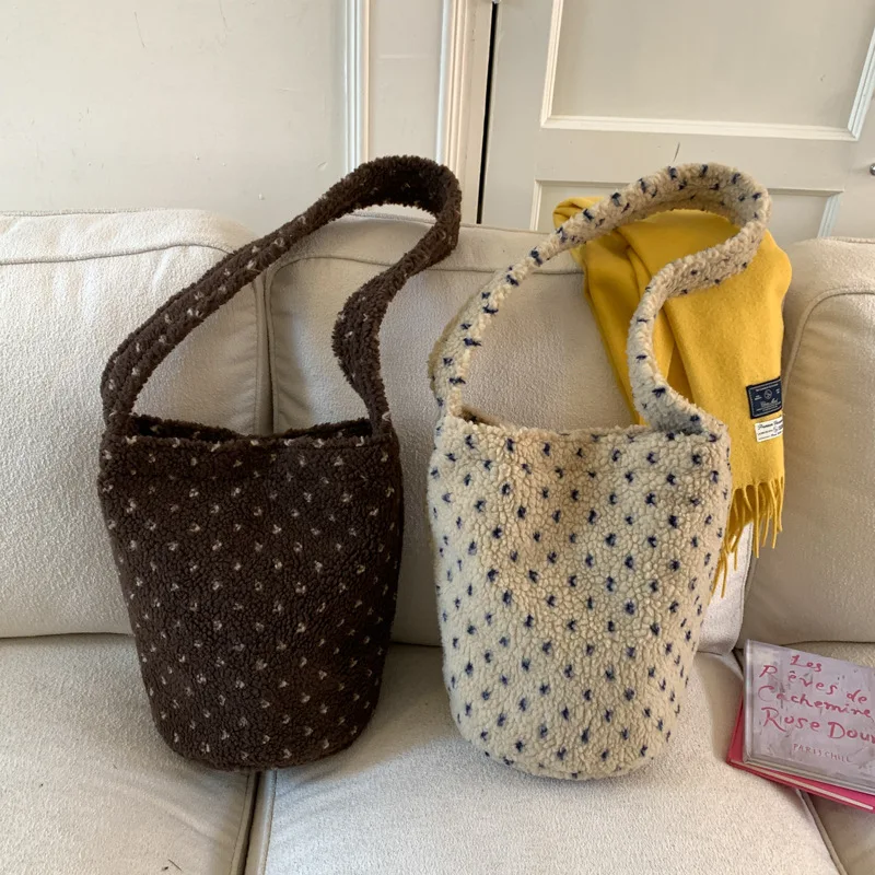 

Корейская версия, сумки-ведра из овечьей шерсти в горошек, новинка 2025, женская простая сумка на плечо большой вместимости, милые плюшевые сумки-мессенджеры