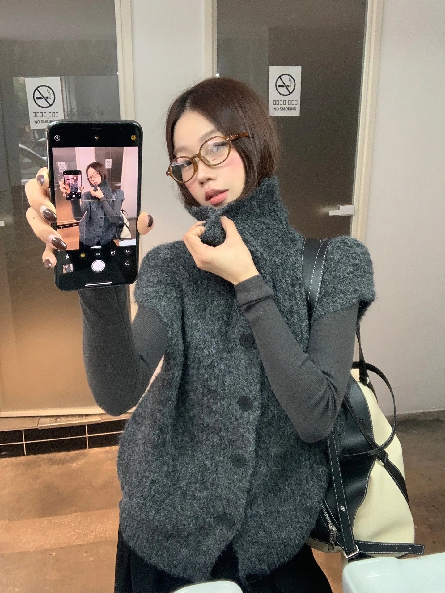 

Модный вязаный жилет для женщин, новинка 2025 года, зимняя верхняя одежда, стильный, для повседневной носки, из полиэстеровой смеси, с высоким воротником, однотонный.