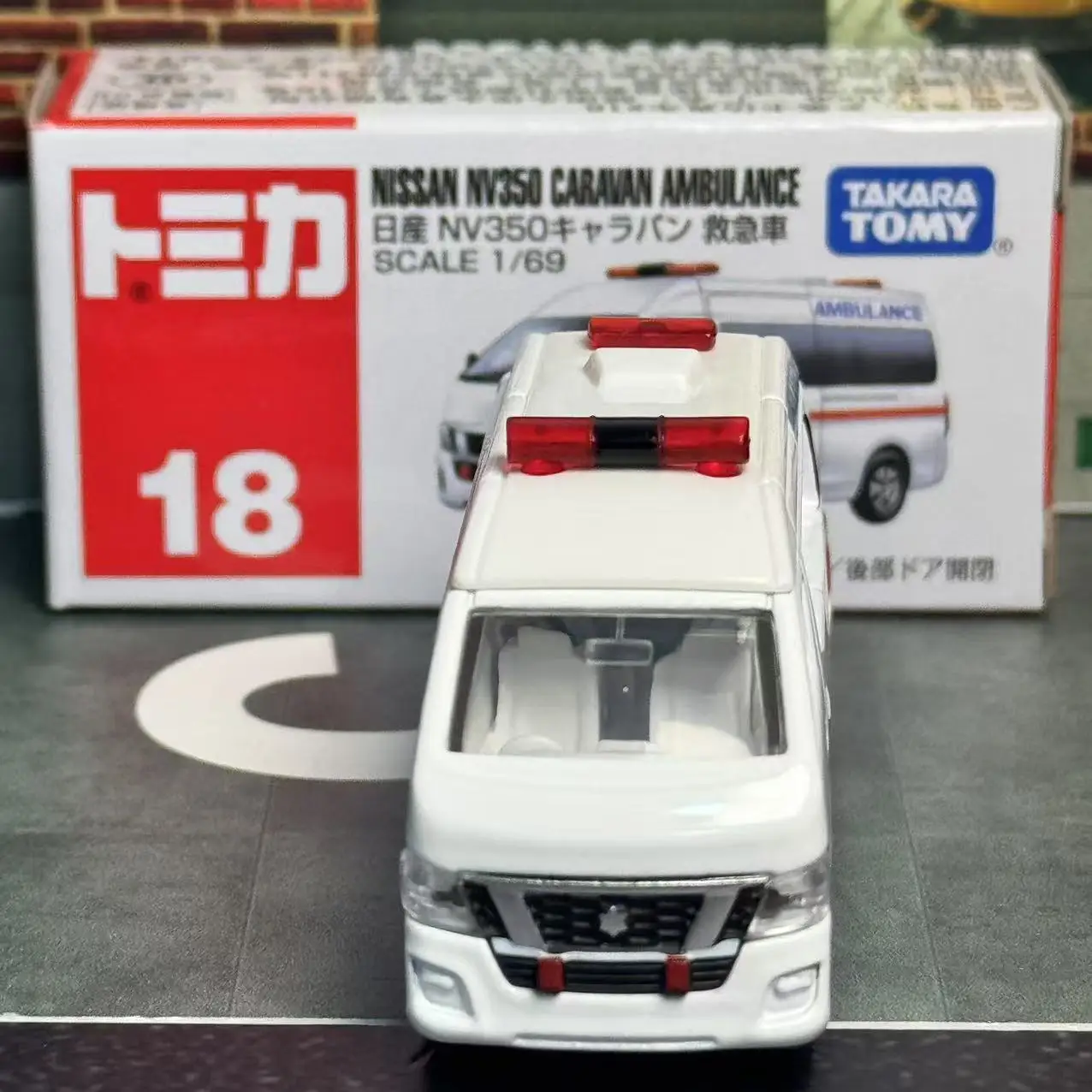 Takara Tomy Tomica No.18 Nissan NV350 Caravan Ambulance Alloy Diecast Vehicle Metal Model Collectible Display Hobby Present