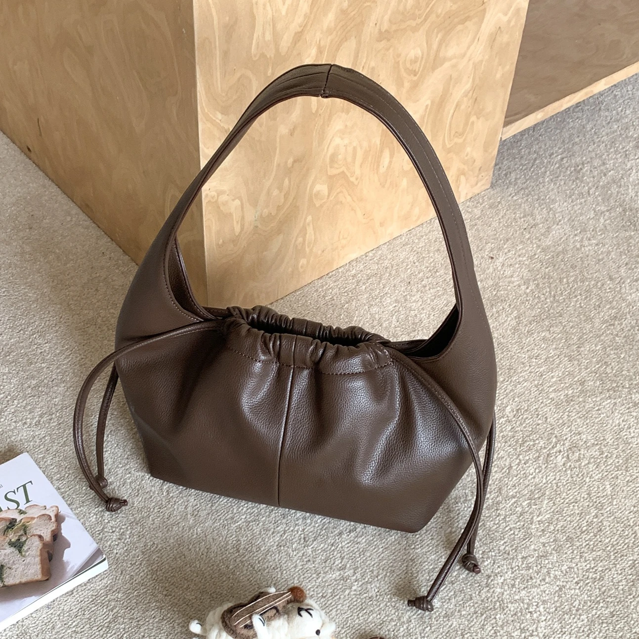 Drawstring Shoulder Bag for Women Pleated Ladies Handbag Soft PU Leather Female Underarm Bag Commute Tote for Going Out Shopping