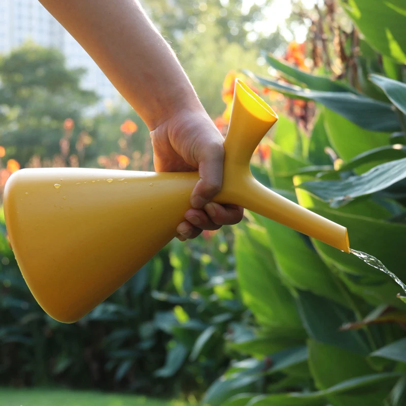 

1.5L Long Mouth Flowers Watering Can Plastic Plants Watering Pot Home Drink Bottle Spray Nozzle Sprinkler Garden Supplies