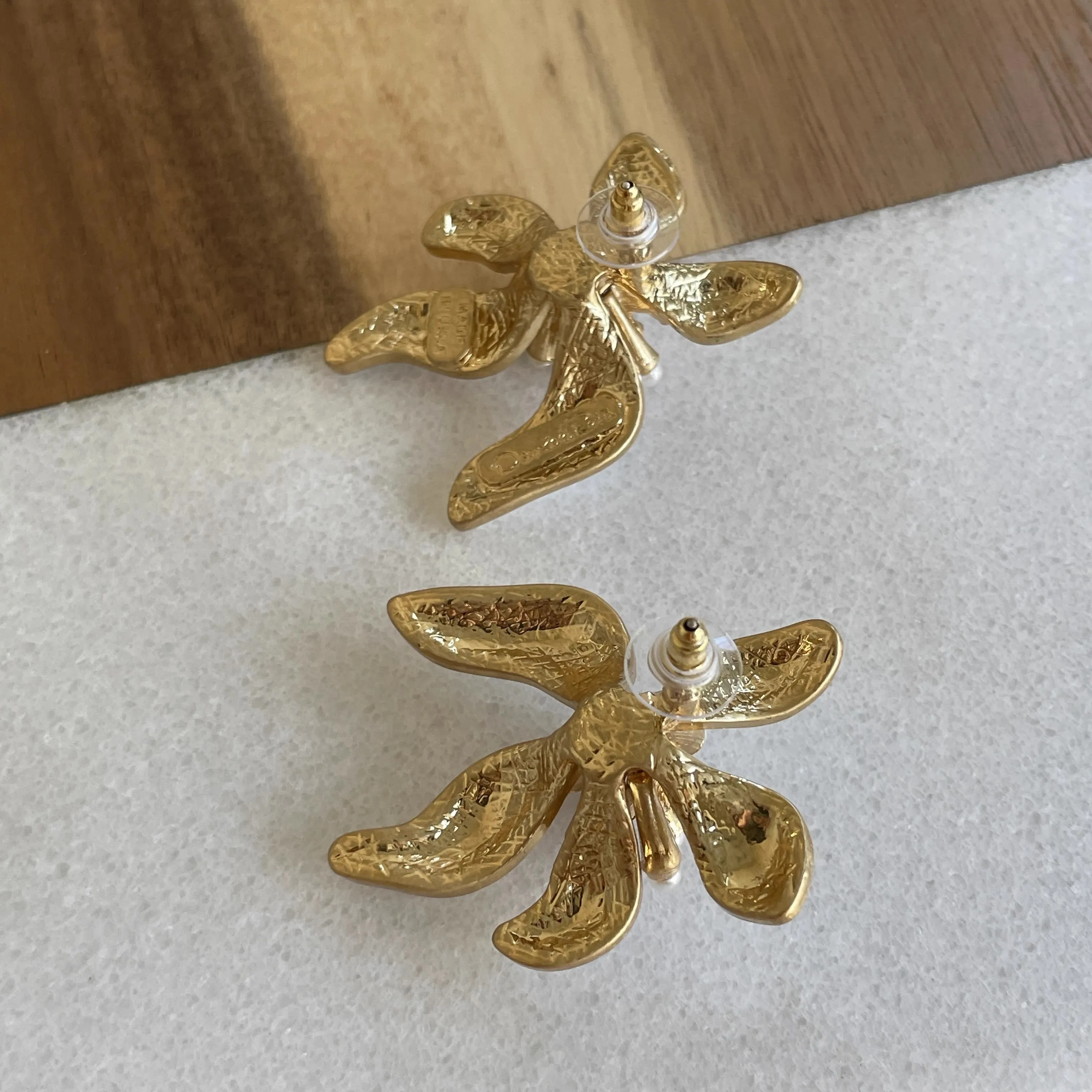 Vintage Metal Flowers White Drops Glaze Enamel Earrings for Women European American Style Personality Holiday Jewelry Gifts