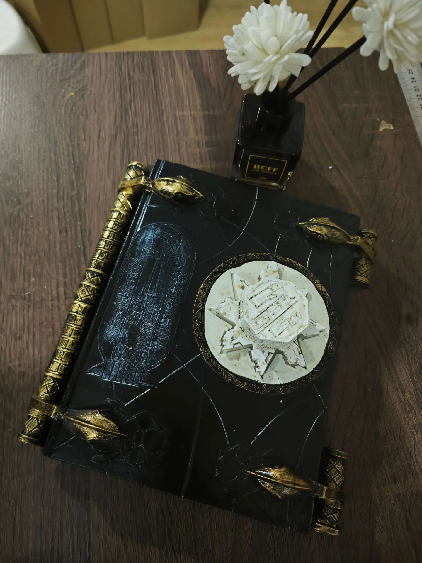 

Magic Books Ornament Retro Relief Sculpture Grimoire Book of The Dead Mummy Grimoire of Death Resin Home Decorations