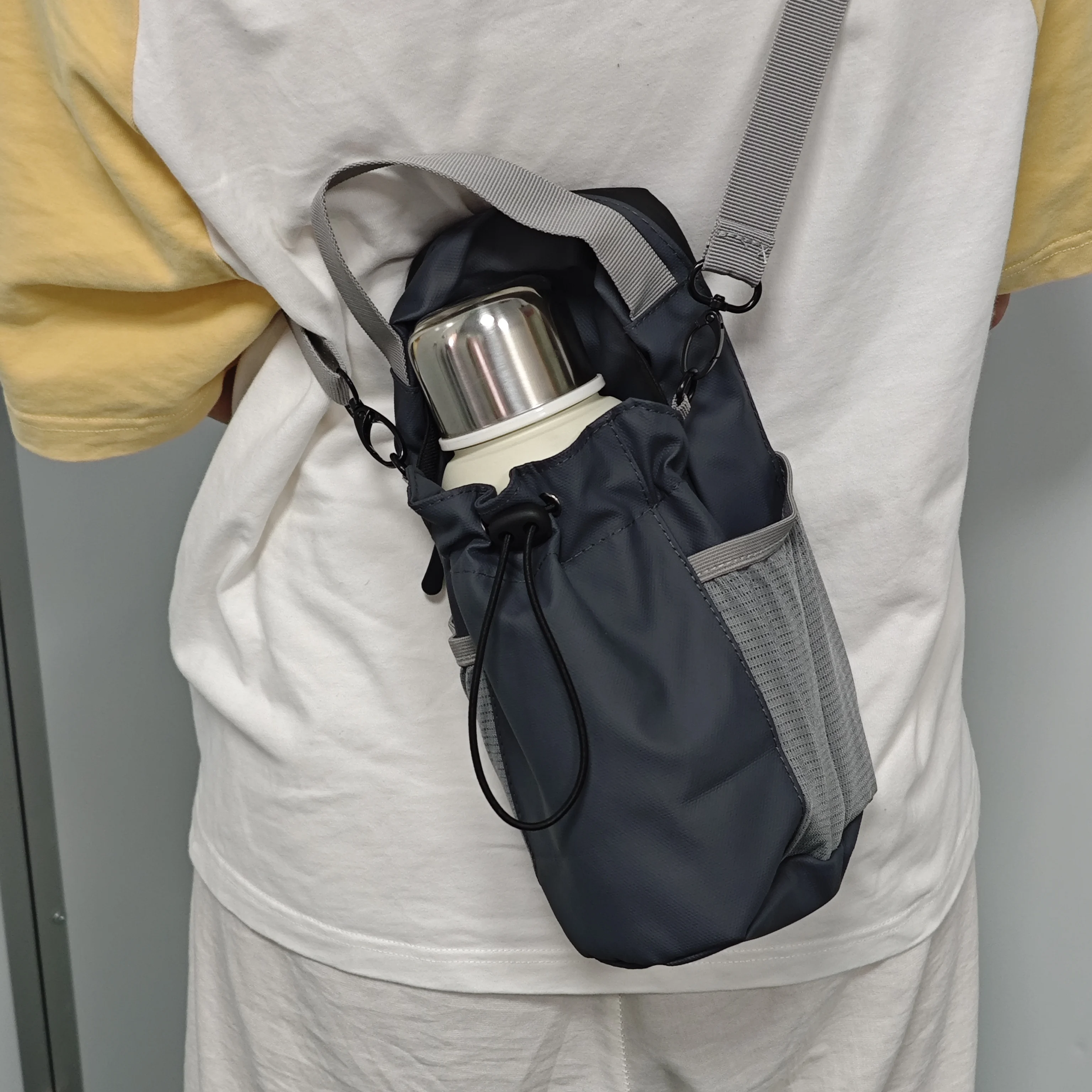 

Magnetic Water Bottle Holder Large Capacity Gym Bag with Cell Phone Pocket Strong Magnets to Fix Water Bottles Gym Storage Bag