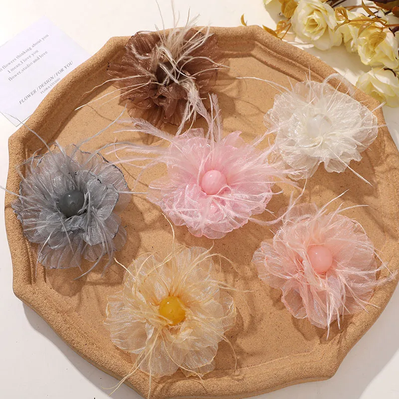 دبابيس على شكل زهرة من الريش مصنوعة يدويًا للنساء دبابيس طية صدر السترة على الموضة إكسسوار أنيق لحفلات الزفاف مجوهرات عصرية من القماش #1