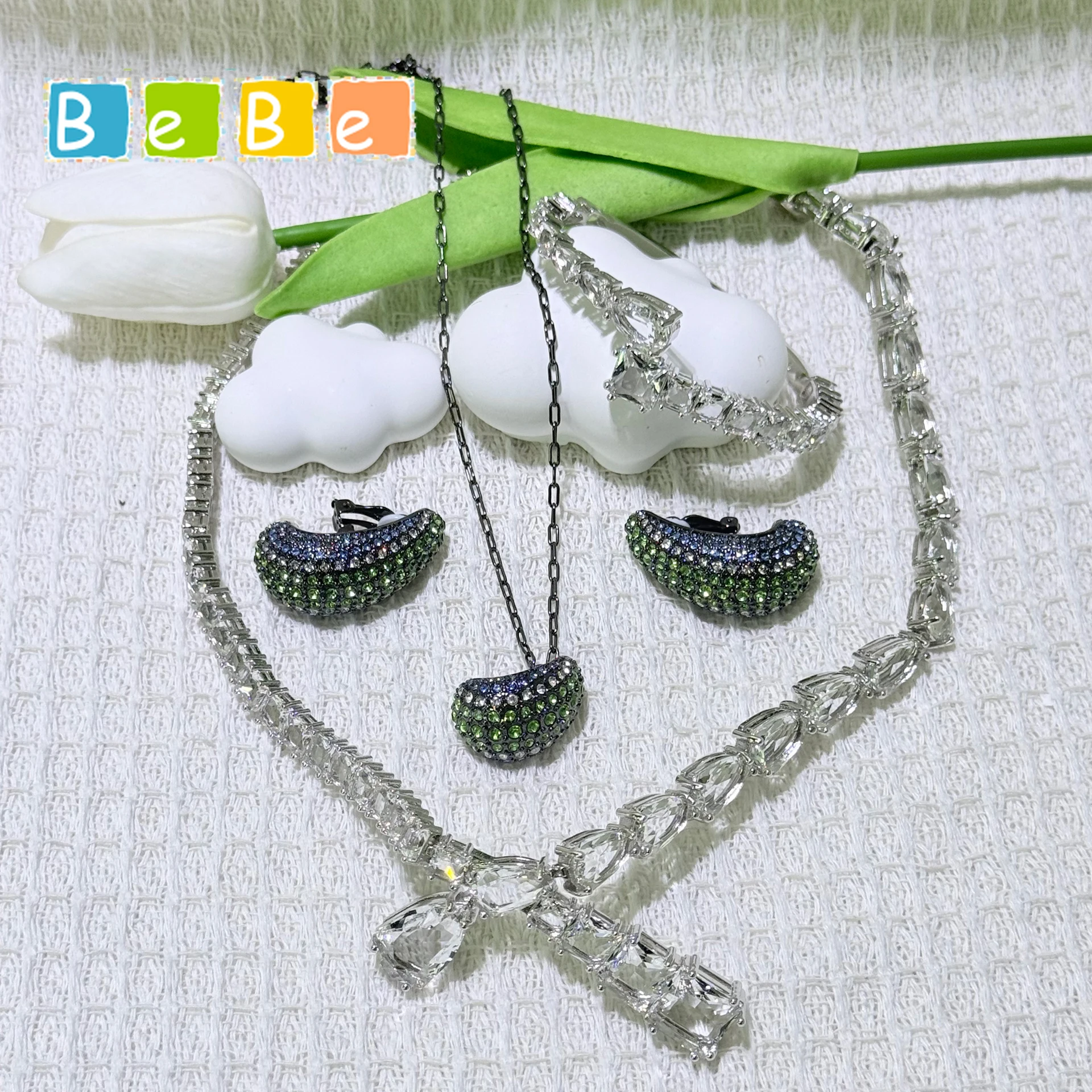 

Элитный набор украшений 2026: модное колье и серьги с белыми кристаллами в форме капли и зелеными геометрическими элементами. Идеальный подарок для женщин на годовщину.