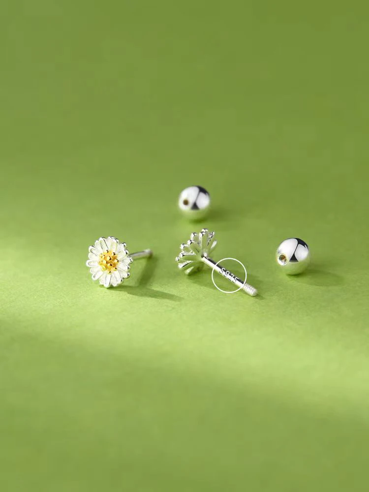 Korean Cute Fashion Daisy Flower Screw Earrings for Women Girls Fresh Temperament Silver Color Pretty Jewelry Accessories Gifts