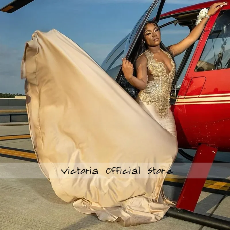 ชุดเดรสสั้นประดับเพชรระยิบระยับสำหรับสาวผิวสี ชุดเดรสค็อกเทลประดับขนนกและคริสตัล ชุดเดรสงานเลี้ยงคืนสู่เหย้า