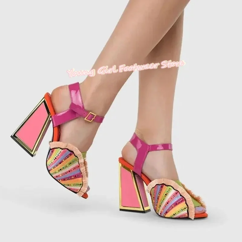 أحذية وردية بأشكال فريدة من نوعها على شكل مروحة مزخرفة بشراشيب صنادل مفتوحة من الأمام بكعب عالٍ غير تقليدي أحذية زفاف ملونة
