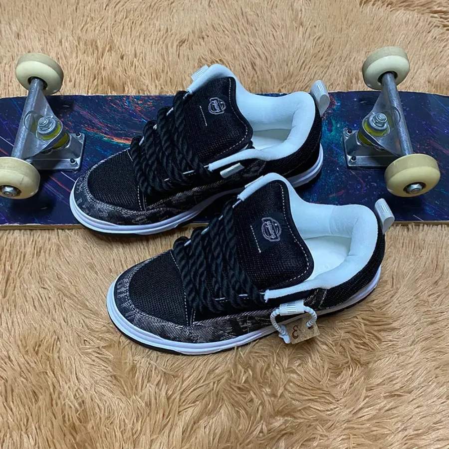 

Plus Size Men's Casual Sneakers Unisex Black and Gray Colorblock "Bread" Shoes Fashionable and Versatile Trendy Skate Shoes