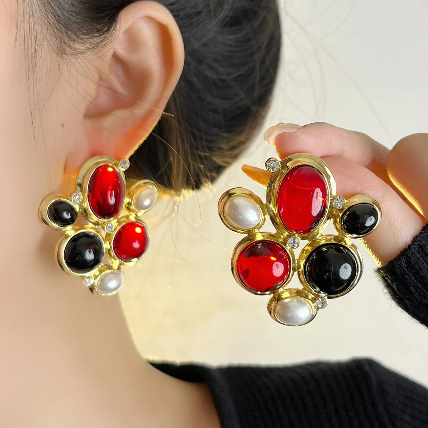 

Vintage-style Multi-ball Black And Red Gemstone Pearl Earrings For Ladies, With An Exaggerated Design. Suitable For Daily Wear.