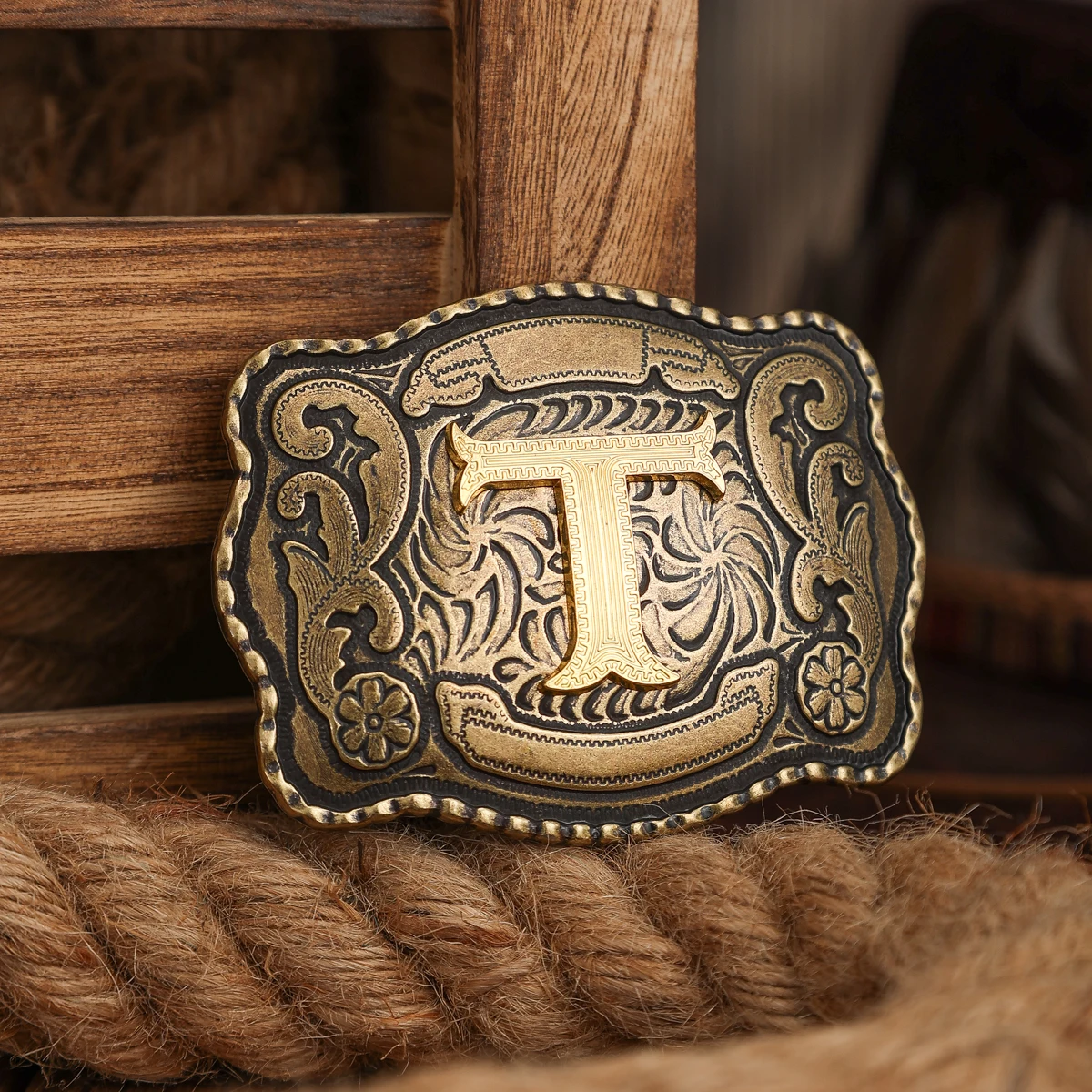 Eine Gürtelschnalle im Western-Stil, aus Metall, mit einer Retro-Gürtelschnalle und einer einzelnen Schnalle mit geprägten Buchstaben. – Detail 16
