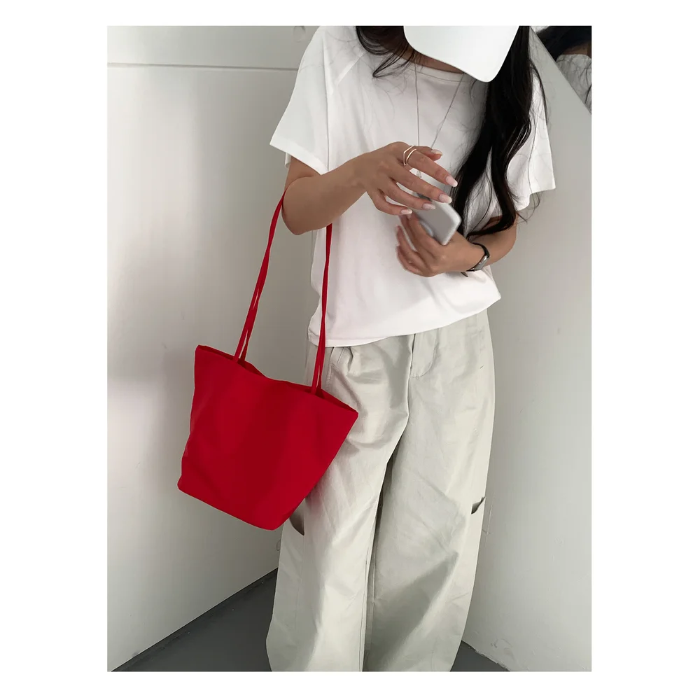 

Korean niche nylon cloth tote bag for women, large capacity 2026 new water bucket bag, lightweight commuting shoulder bag for wo