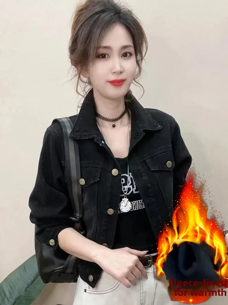 Koreański płaszcz damski z denimu, casualowy, uniwersalny, jesienno-zimowy, modny, ciepły, ocieplany, długi, zapinany na guziki.