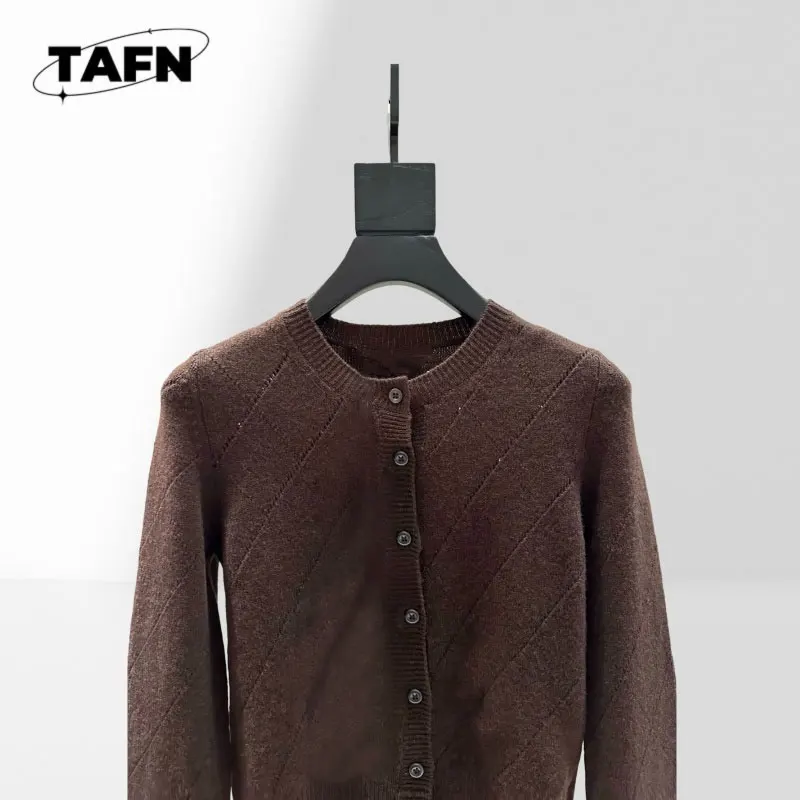 Cárdigan de cachemira de inspiración retro premium para mujer 100% cachemira Elegante y acogedor para diseño retro de 2025 para comodidad informal AK0201