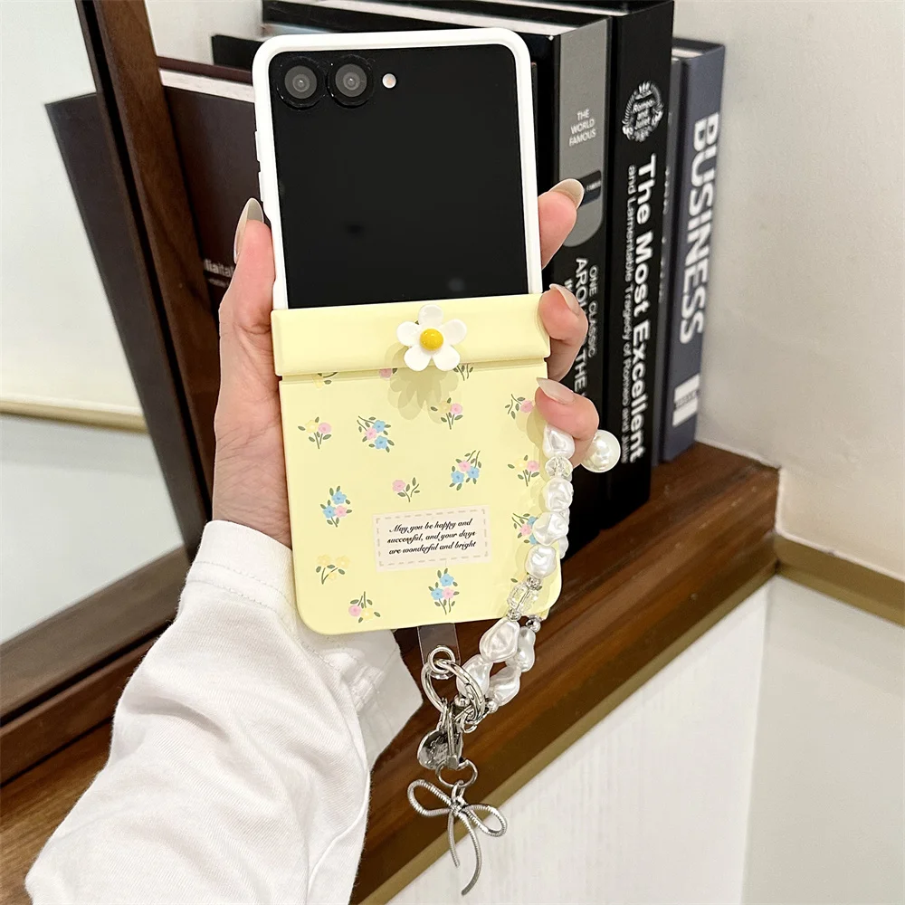 

Korean Cute Rotate Small Flower Phone Case for Samsung Galaxy Z Flip7 6 Flip5 4 3 Flip6 7FE Cover With Lovely Pearl Chain Cases