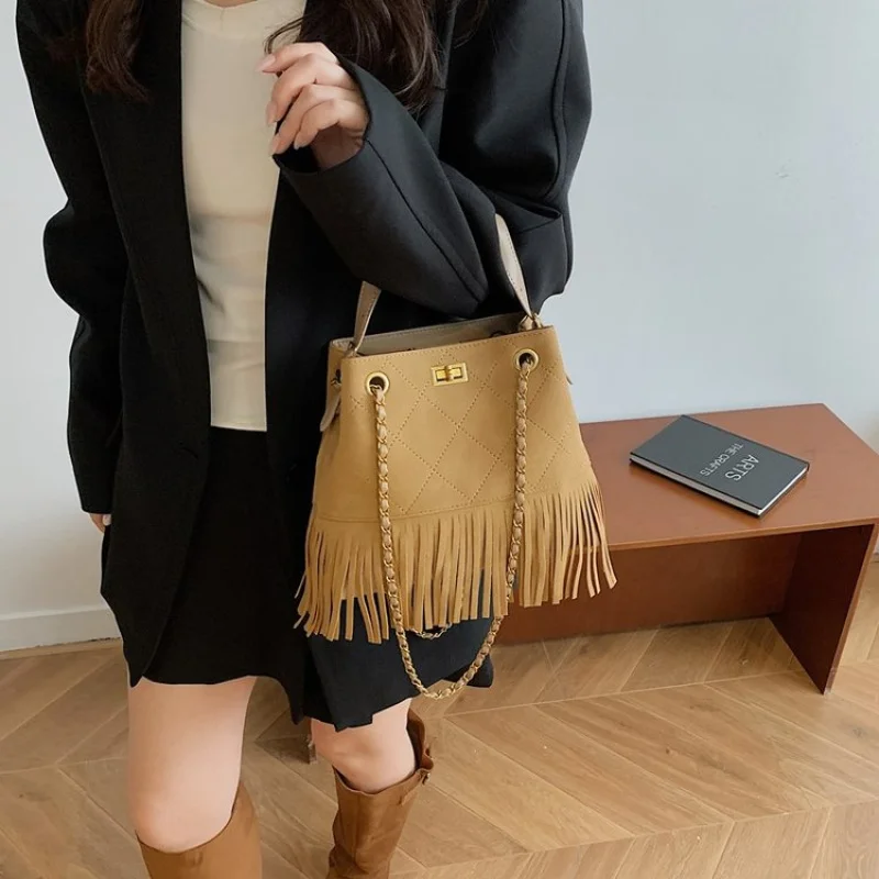 

Женская большая сумка из тонкой кожи в парижском стиле и модный винтажный пригородный вид ​