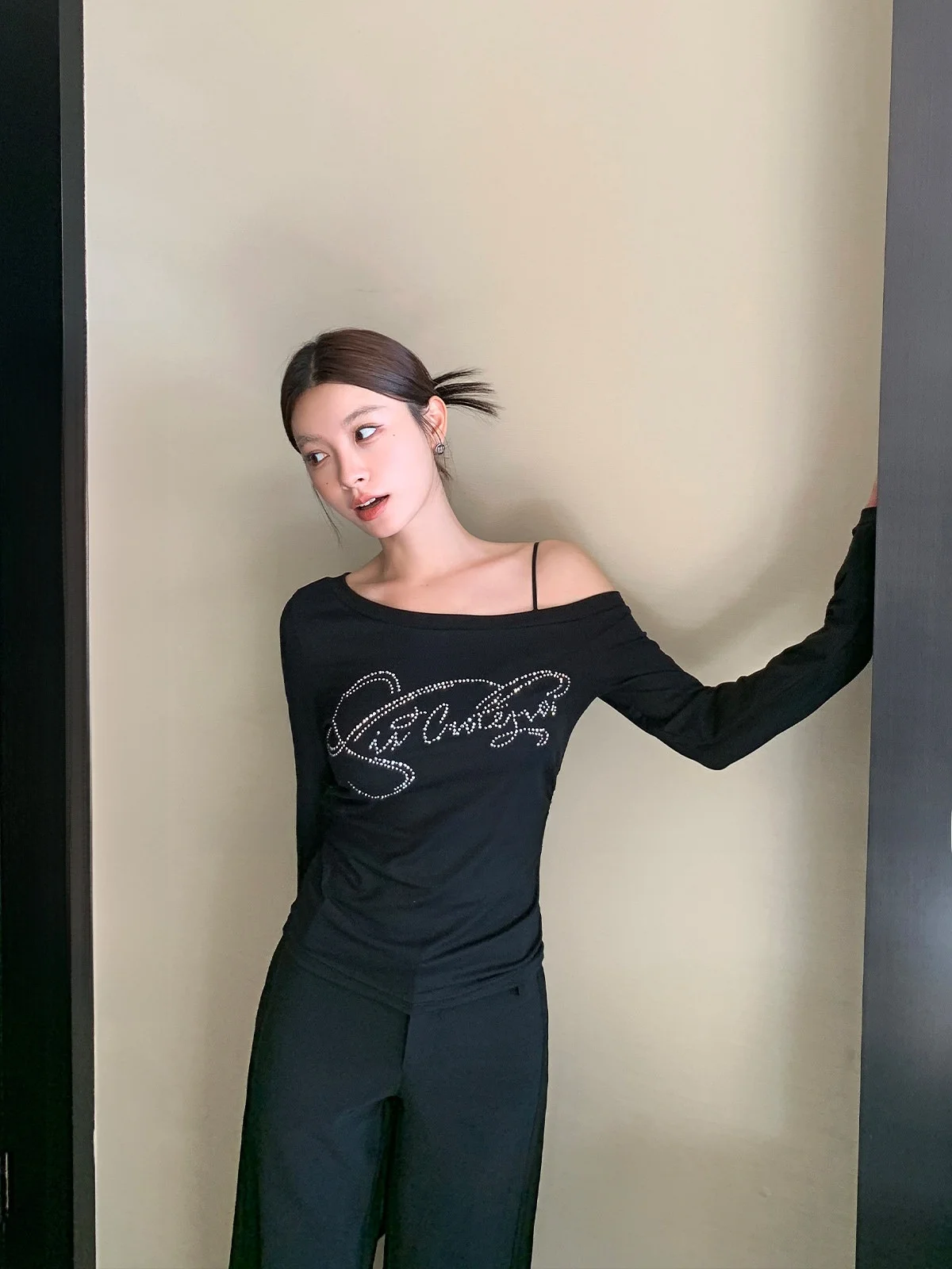 LIONE Y2K Spicy Girl Slim Fit Black Rhinestone Letter Shoulder T-Shirt Women's Shoulder Bared Top Casual Style Ruched Sleeve