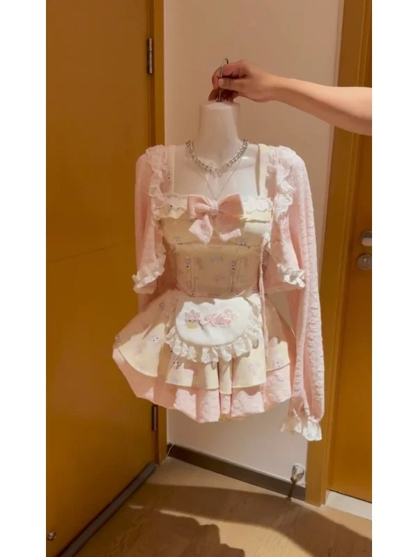 

Милый розовый комплект из трех предметов: кардиган с кружевной отделкой, топ с принтом и комбинезон в стиле Sweet Girl. Модный женский костюм.