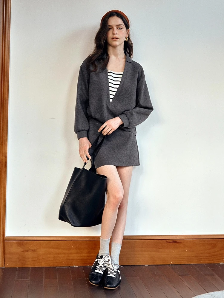 ชุดเซ็ตเสื้อสเวตเตอร์ถักไหมพรมสีเทา Oriel Casual Temperament และกระโปรง OLrain รุ่นใหม่ประจำฤดูใบไม้ร่วงปี 2025