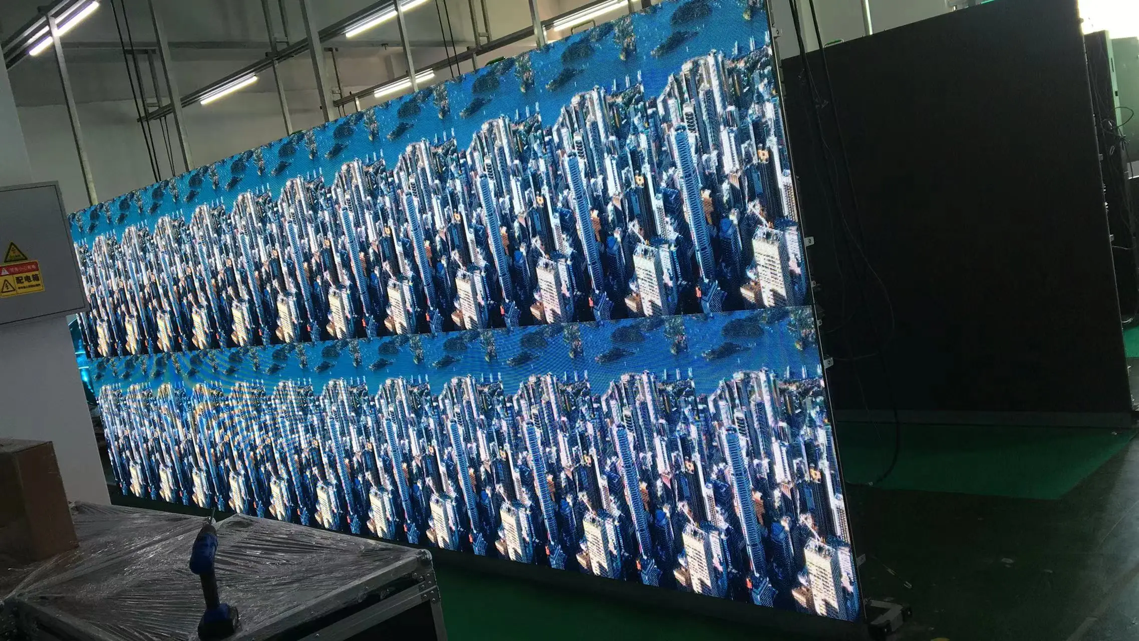 جهد الإدخال 200 ~ 240VAC 60HZ AIRC3.91 شاشة LED للإيجار الداخلي 500x1000x65 مللي متر خدمة خلفية مقاومة للماء IP43 128*256 نقطة 16S