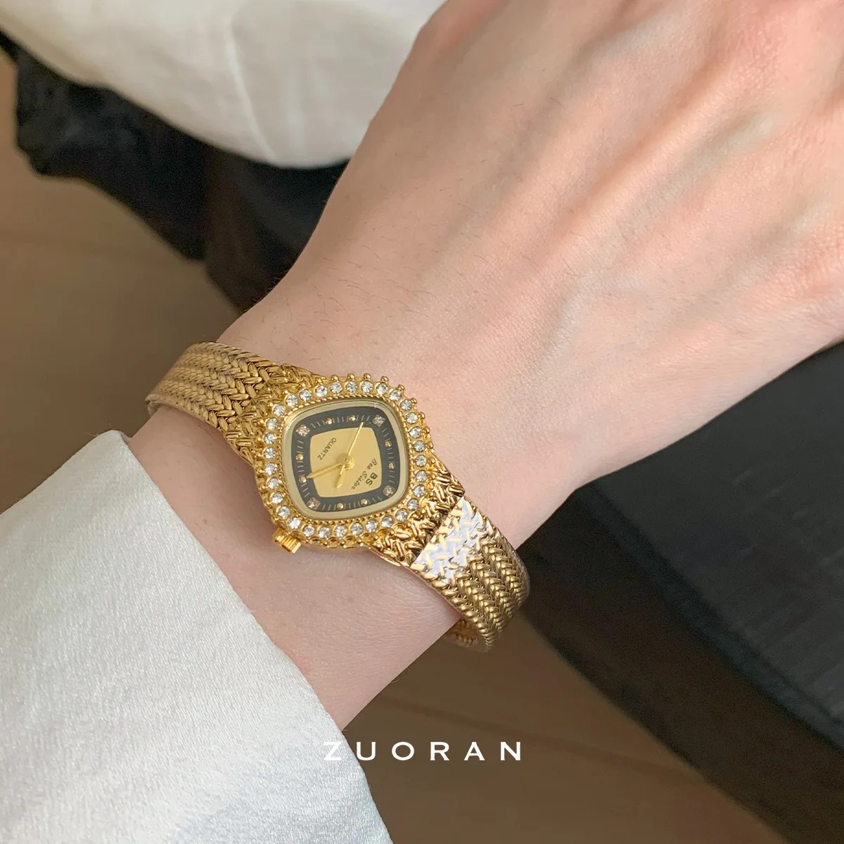 New exquisite women's watch, black and gold, high-end and fashionable, with a wheat ear strap, versatile and stylish.