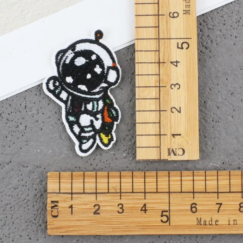 Autocollant en tissu brodé d'astronaute de dessin animé, vente en gros, Patch de fusée, étiquette de broderie d'ordinateur de vaisseau spatial