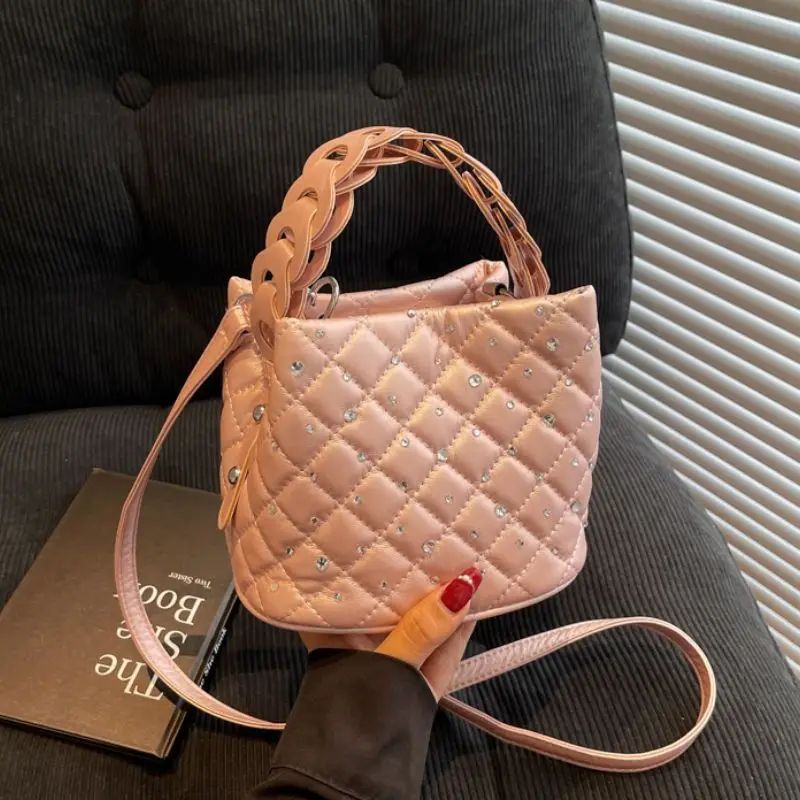 

Стеганая сумка на цепочке в корейском стиле, женская сумка-ведро со стразами и заклепками, женская высококачественная сумка через плечо, 2025