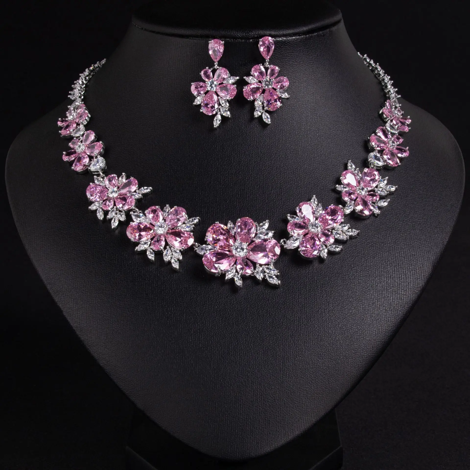 

Super flash water drop flower fringed necklace earrings set female court light luxury niche design collarbone chain neck accesso